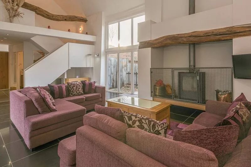 FLINT BARN, pet friendly, luxury holiday cottage in Knapton