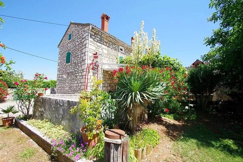 Authentic Istrian house with beautiful garden in village Rakalj