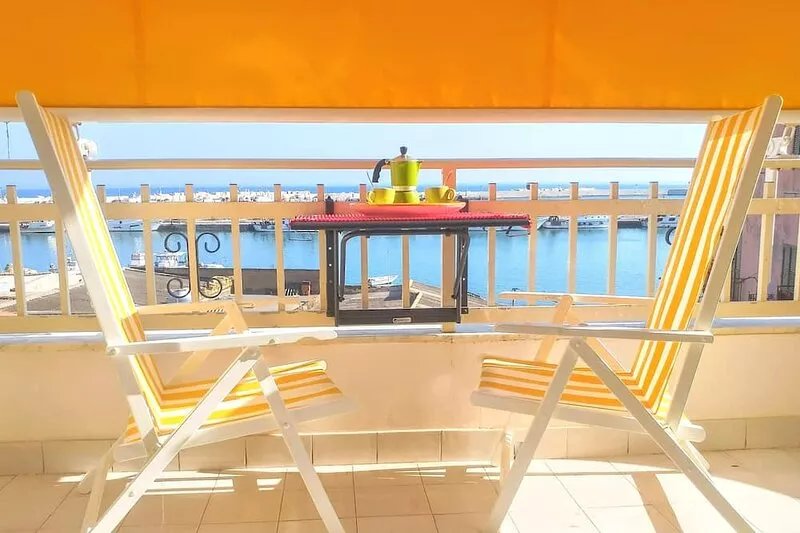 Lovely seafront apt *the port