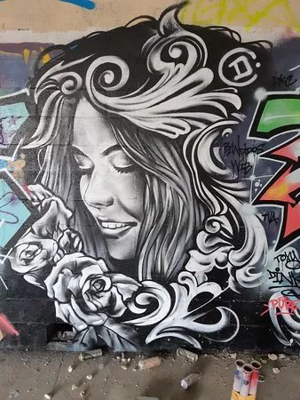 Fresque "La fille au collier de roses"