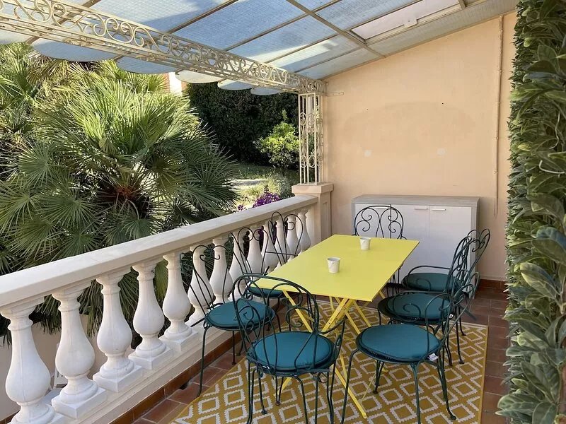 Villa of 210 m² in the centre of Antibes, large parking area and garden