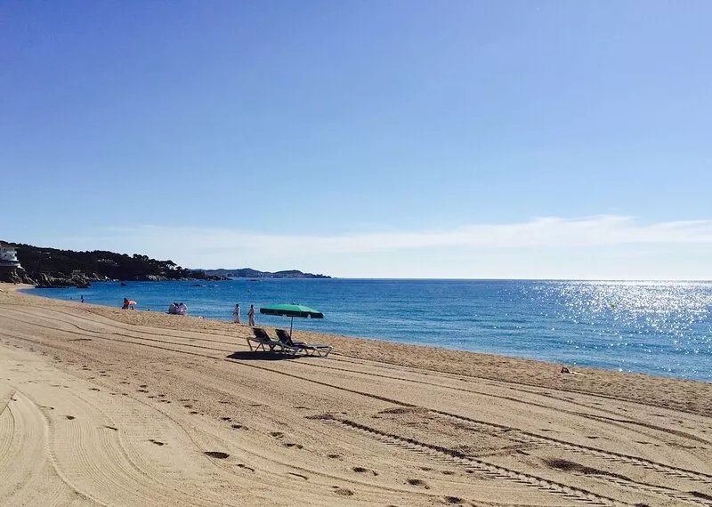 Magnificent Catalan villa facing the sea.Feet in the sand, 1 hour from BCN.