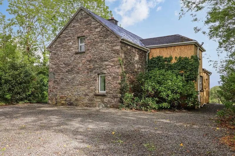 GORTAGOWN COTTAGE, family friendly in Sneem, County Kerry