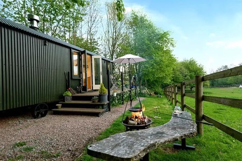 Luxury Shepherds Hut with private hot tub in quiet rural setting
