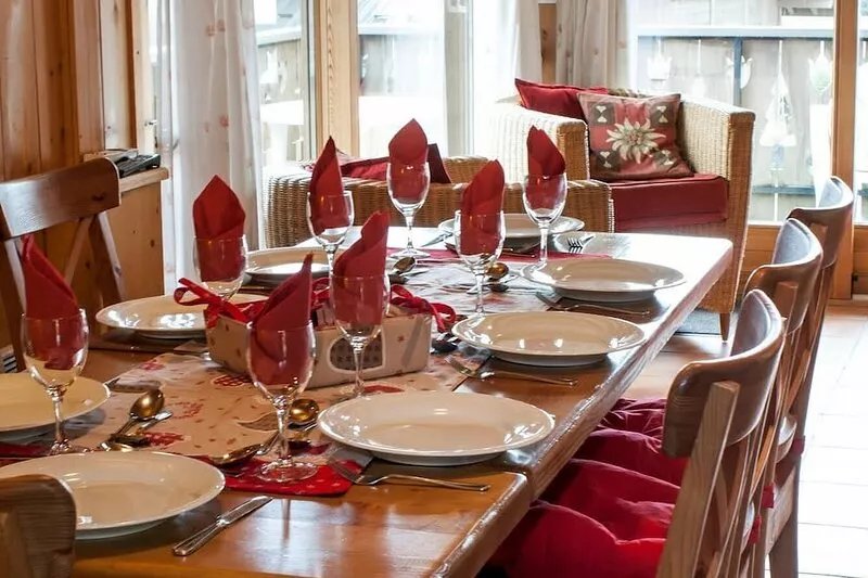 Lovely chalet, great location, sleeps 8 /9 people!
