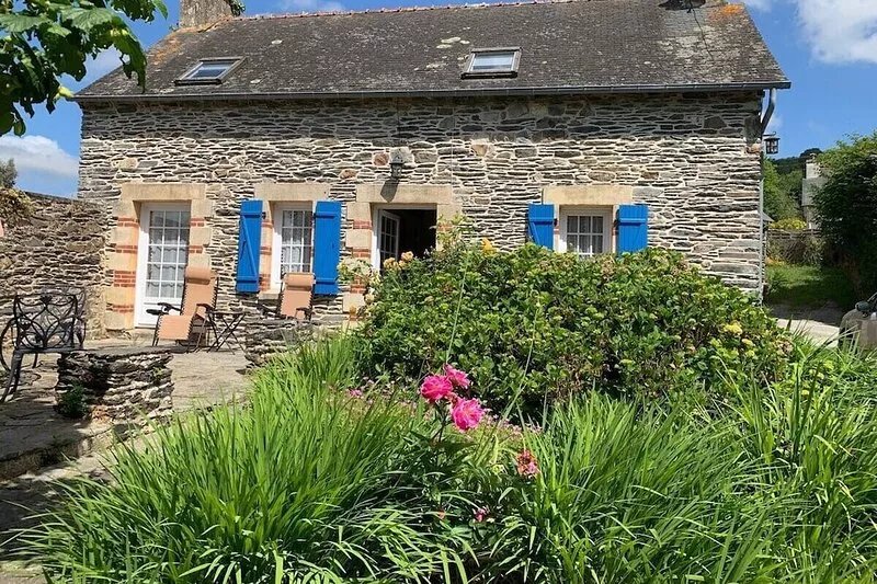 A wonderful stone cottage sleeps up to 5, is set in a quiet lane yet near to