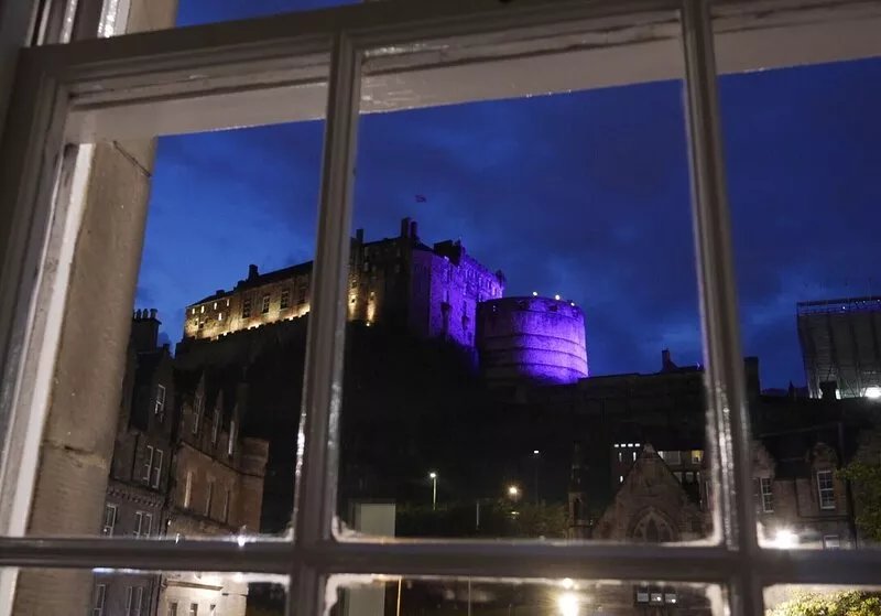 1 bedroom + sofabed property with a fantastic view of Edinburgh Castle
