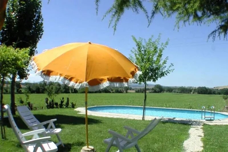 Casalunga, beautiful farmhouse with swimming pool and garden