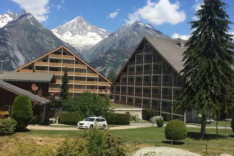 Summer and winter holidays in the Upper Valais near Zermatt and Saas-Fee