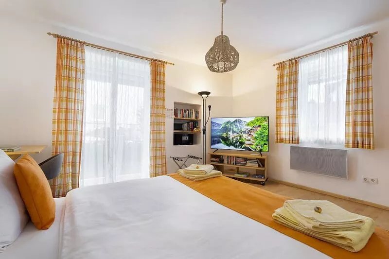 Cosy studio with balcony close to the historical center, free parking and wifi.