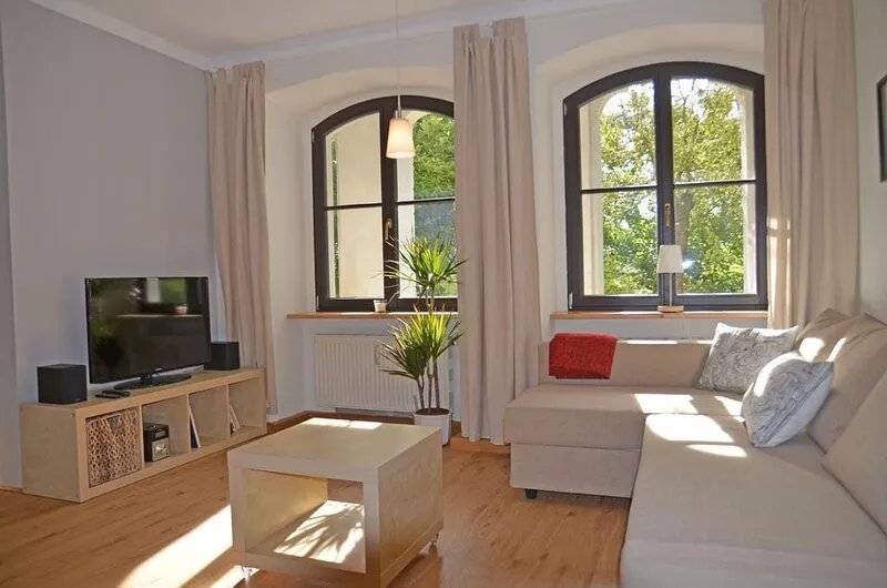Past Elbvilla - on foot or by bike in the New Town and the city center.