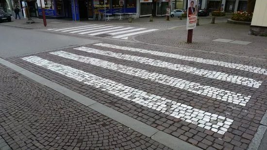 Zebrastreifen aus Carrara-Marmor