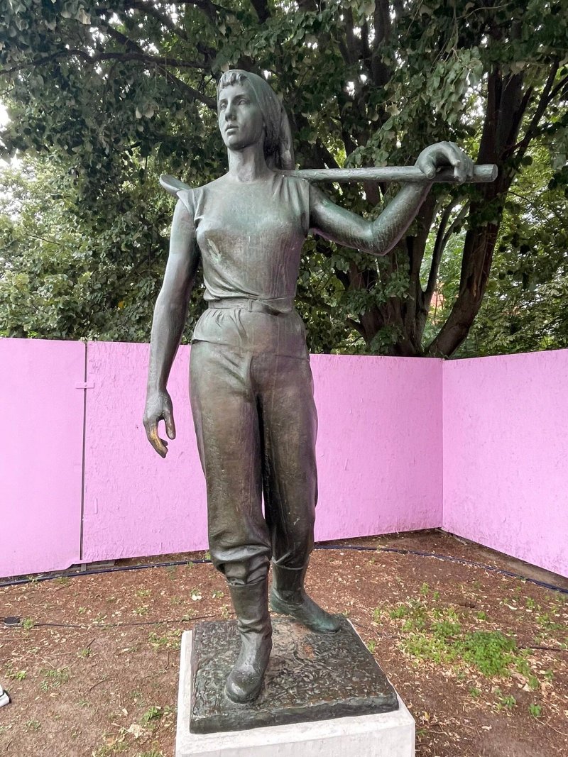 Denkmal "Aufbauhelferin und Aufbauhelfer"