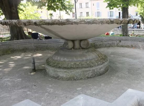 Fontaine Dans Le Parc Parrallele