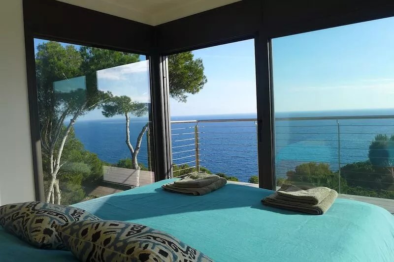 Architect's villa 330m2, air-conditioned. 180° sea view, infinity pool.