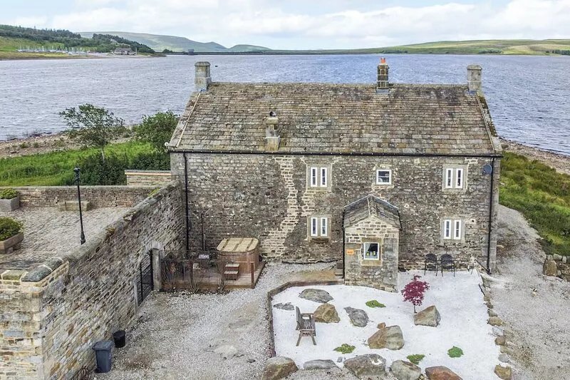 SNAVE BARN, pet friendly, luxury holiday cottage in Appletreewick