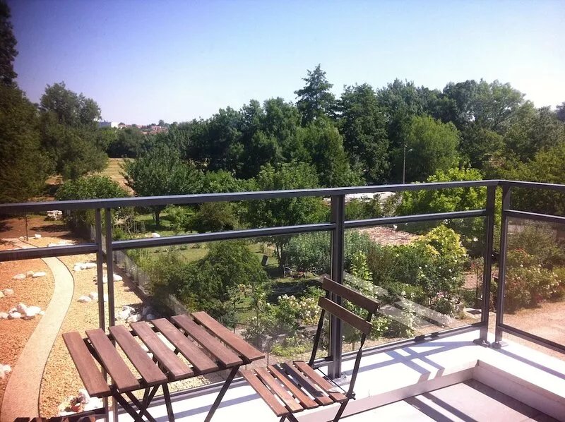 44 Rue Maurice Utrillo - the small,tall, riverside house