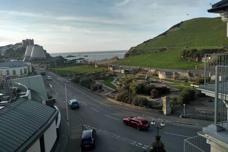 Sea Rock 8 Sleeps 4, Two Bedrooms. Balcony, Sea Front Views + Free WiFi.