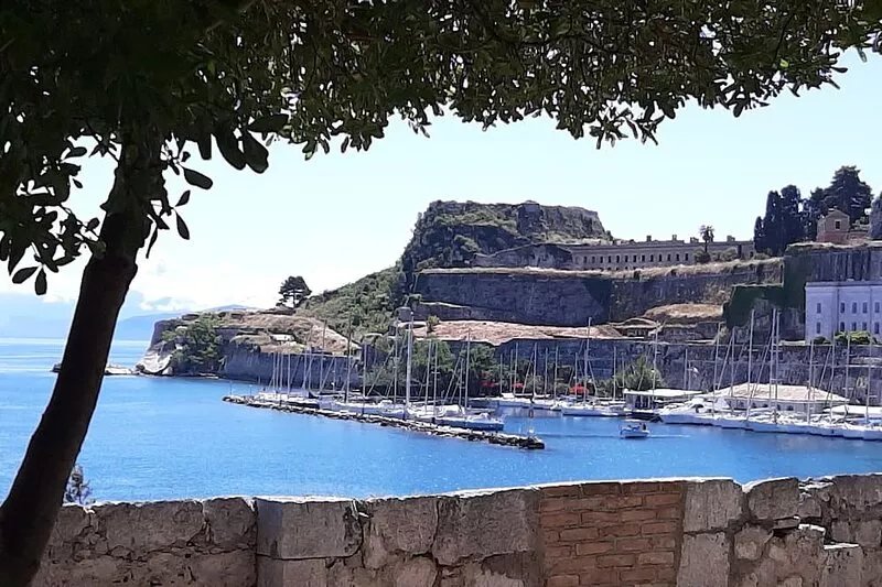 Corfu-town Apartment best location/2BR/lift/removed/smartTV+Netflix.