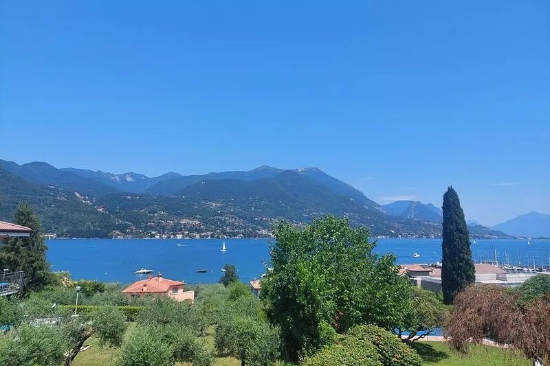 Villa with awesome lake view a few steps from the beach
