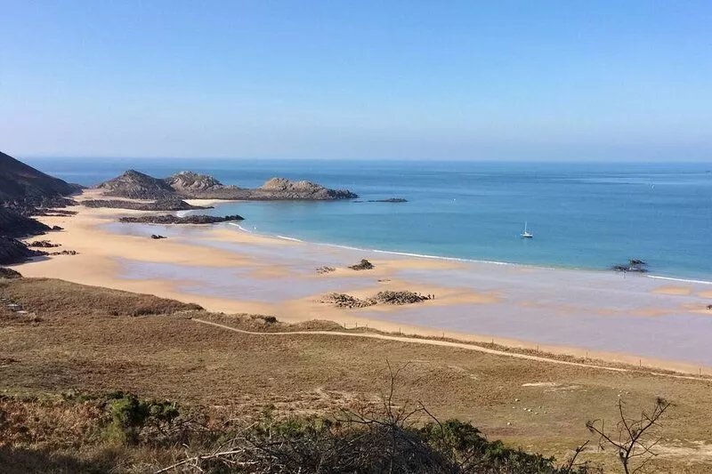 Sunny family home, 900m. from beach, equipped garden with a shower, WIFI HD, TV