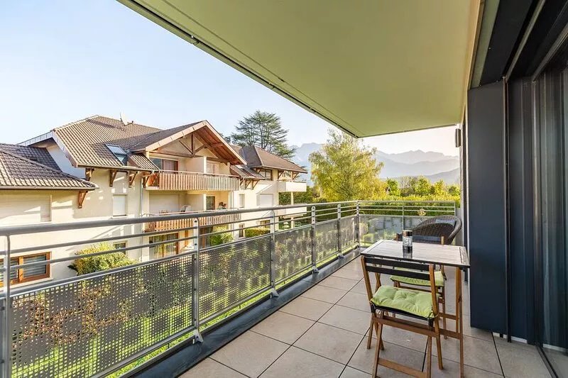 'Grand Studio Bord du Lac' with Mountain View, Terrace & Wi-Fi