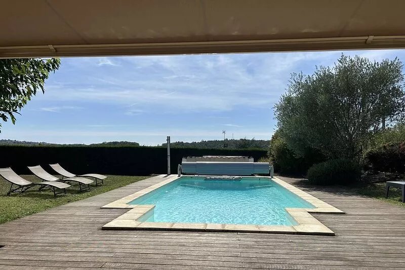 Magnificent villa with swimming pool