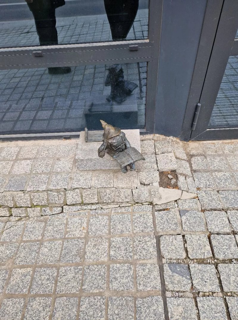 Krasnal Szomol ( Wroclaw Dwarf Statue)