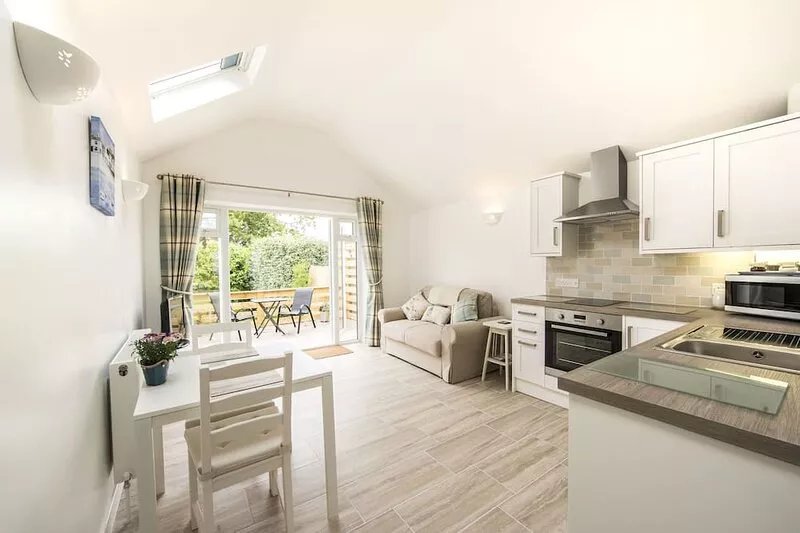 Beach Retreat is moments from the sea front & a stroll to Milford village green