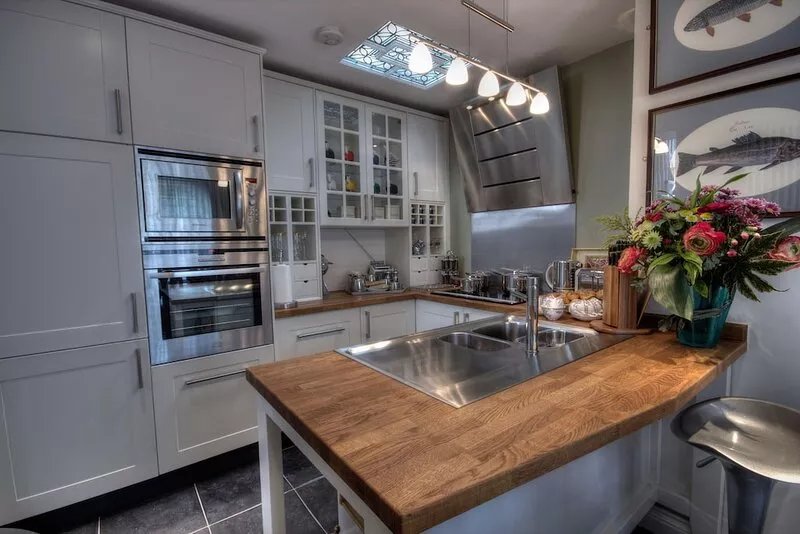 Beautiful period cottage, exceptional riverside location in the heart of Chester