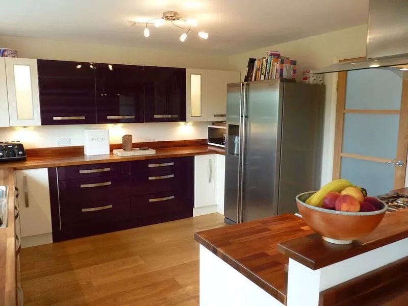 Green Rooms, Spacious House, 5 Bedrooms, 4 Bathrooms.  Sleeps 11