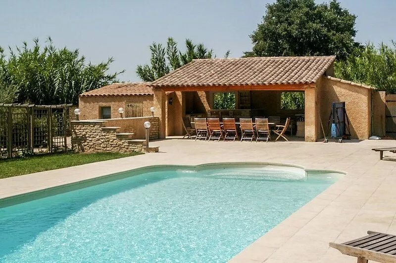 Very pleasant private villa with heated pool in the Luberon