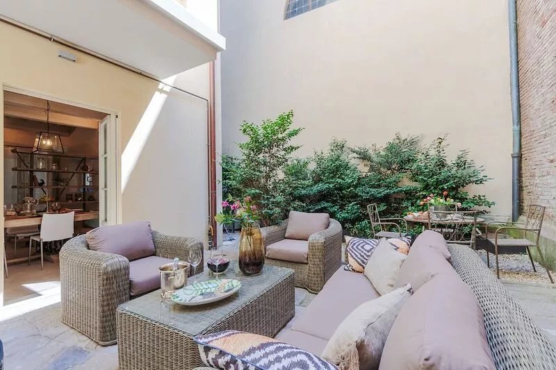 Vissi D'Arte, a Luxury Ground Floor Apartment with Private Garden inside the
