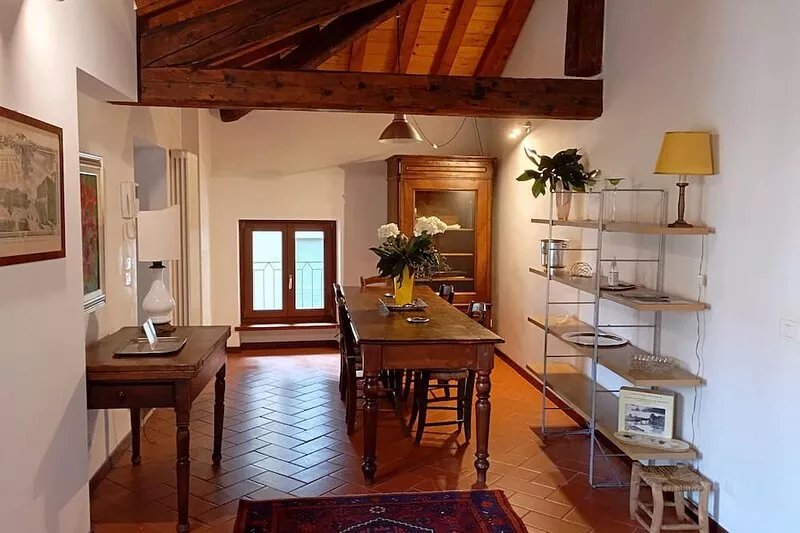 welcoming large, private apartment, sleeps 6 in the center of Verona