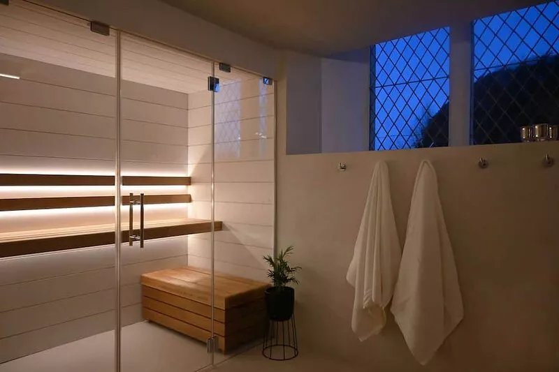 Relaxing country getaway with extra deep hot tub and contemporary sauna!
