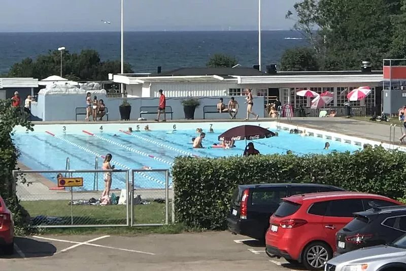 Next door to Malen outdoor pools and the sea live own townhouse in Båstad