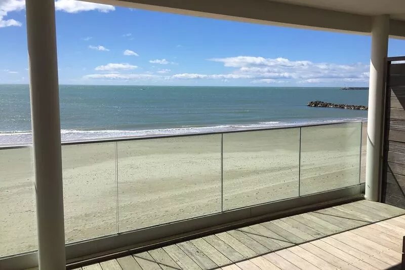 Apartment Standing 2 bedrooms 1st line on the beach 80 m2 + 30 m2 terrace
