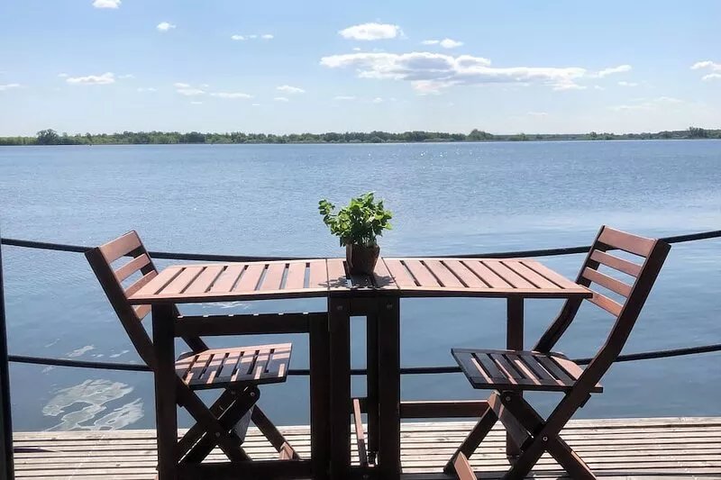 Cozy and romantic houseboat in a prime location with fireplace and sauna.