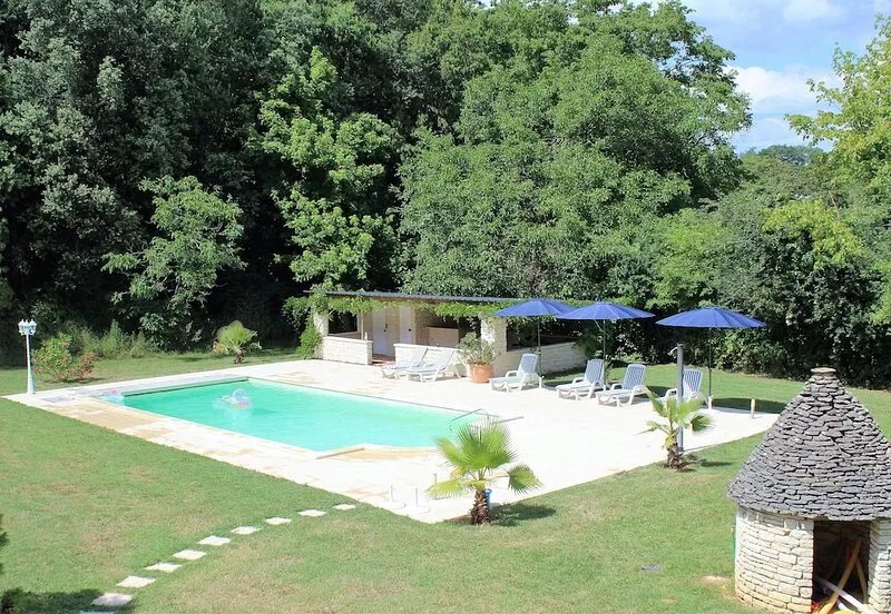 Spacious house, garden, pool. Walk to Sarlat's centre, restaurants, shops.