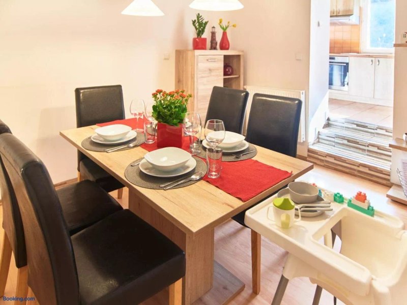 Cozy 2 Bedroom Apt With Garden Close to Prague Castle