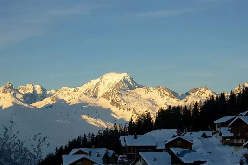 Sunny panoramic apartment close to the slopes in the heart of Paradiski