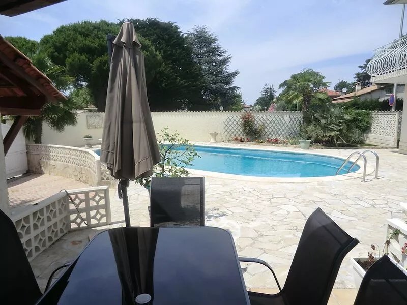 In villa, independent apartment 130 m2 air-conditioned. 10x5 pool
