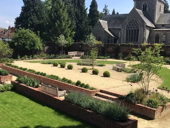 Crinkle Crankle Garden and Boules Court Wheathampstead