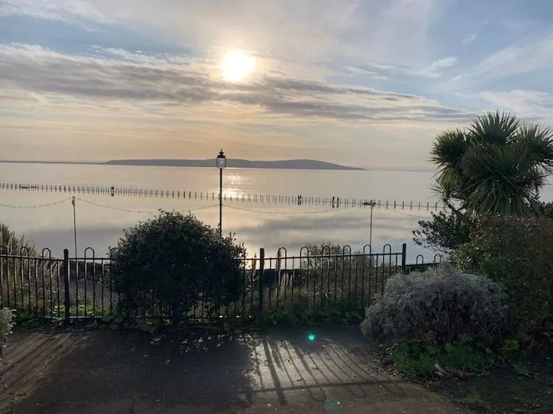 Homely 2 bedroom apartment&stunning seaside views