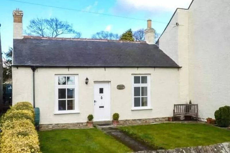 THE CONIFERS, romantic, character holiday cottage in Ovington