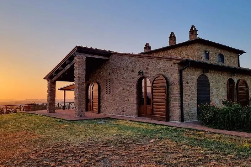 Fantastic semi-detached villa with panoramic terrace and pool close to Volterra