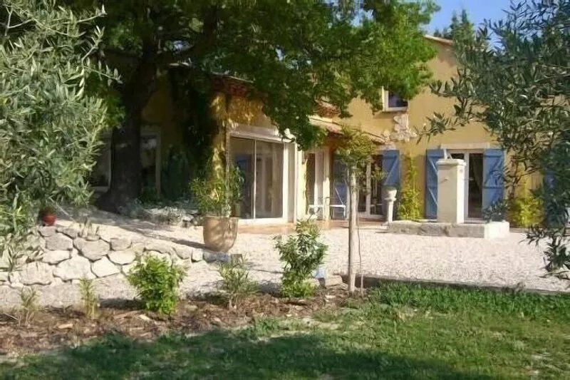 Provencal villa with large swimming pool, quiet location not overlooked in