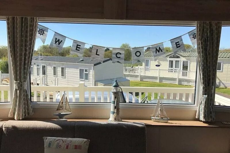 Family Caravan 5* Shorefield Park FREE Wifi & Passes sleeps 6 with Decking