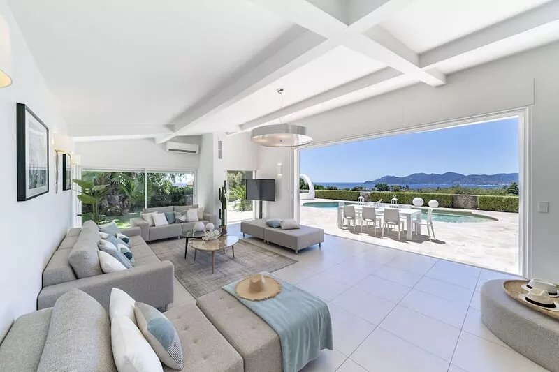 Beautiful contemporary villa, with splendid panoramic sea view