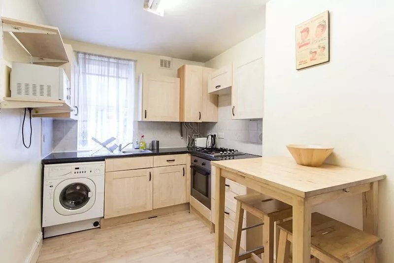 In ZONE 2/3 charming 2 bedroom garden apartment in the East End of London